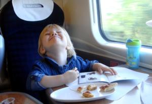 Bambino in treno