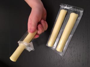 mano che tiene un mozzarella string cheese