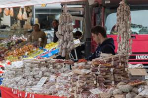 salame al banchetto del mercato 