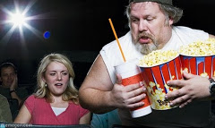 uomo con bibita e popcorn al cinema