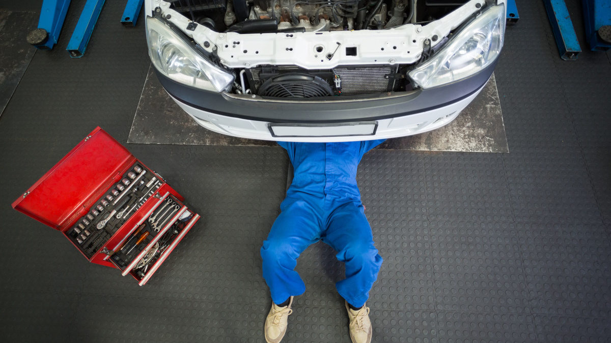 Donne e motori: meccanico e dolori